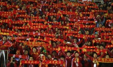 三亿体育体育投注-国内足球队取得历史性胜利，赛场氛围热烈