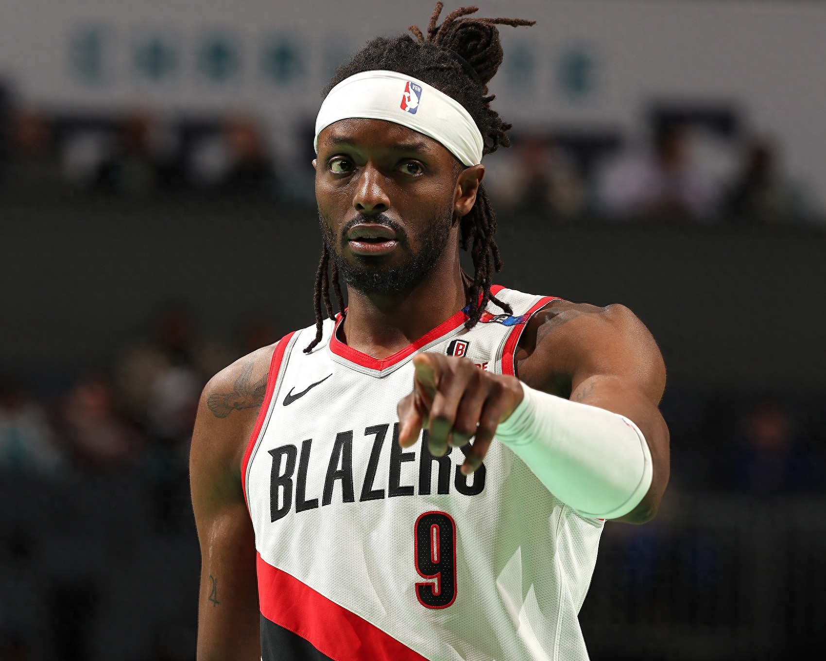 黄蜂客场惨败开拓者失去领先